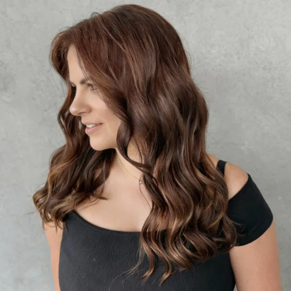 modelo peliroja de lado