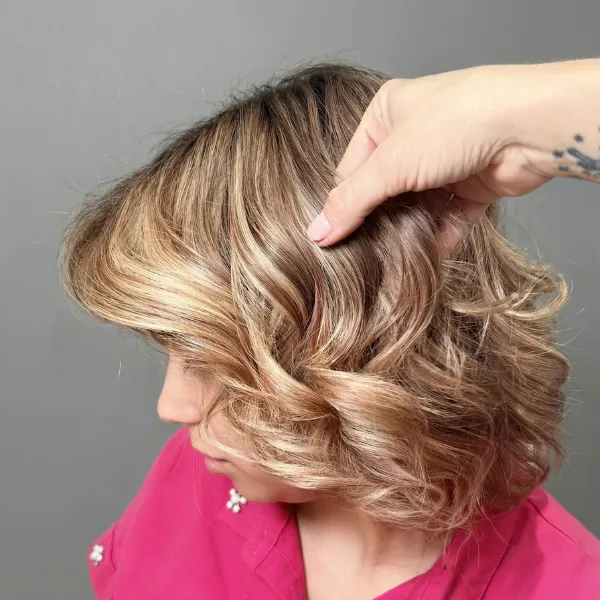 modelo rubia 1x1 -fondo gris