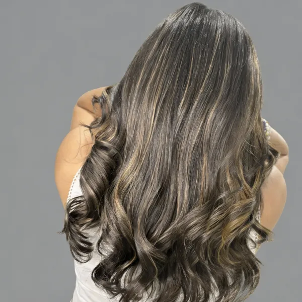 modelo rubia parte de atras-fondo gris